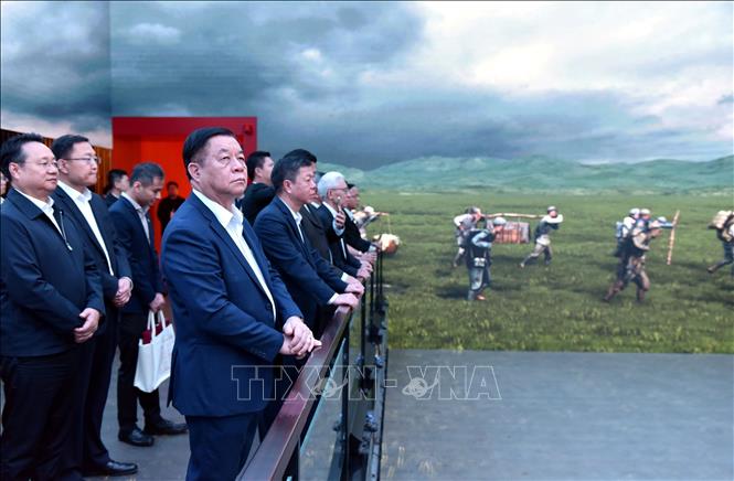Sáng 12/6, Trưởng Ban Tuyên giáo Trung ương Nguyễn Trọng Nghĩa tham quan Bảo tàng Lịch sử Đảng Cộng sản Trung Quốc. Ảnh: Thành Dương – PV TTXVN tại Trung Quốc