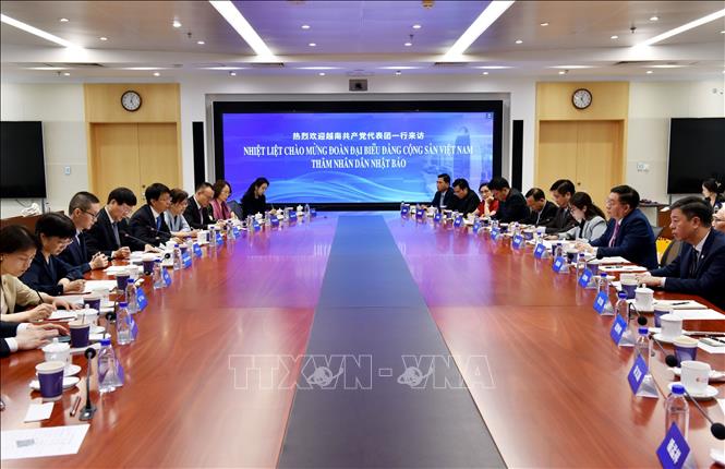 Chiều 12/6 đồng chí Nguyễn Trọng Nghĩa cùng đoàn đại biểu thăm và làm việc với Nhân dân nhật báo (Trung Quốc). Ảnh: Thành Dương - Phóng viên TTXVN tại Trung Quốc