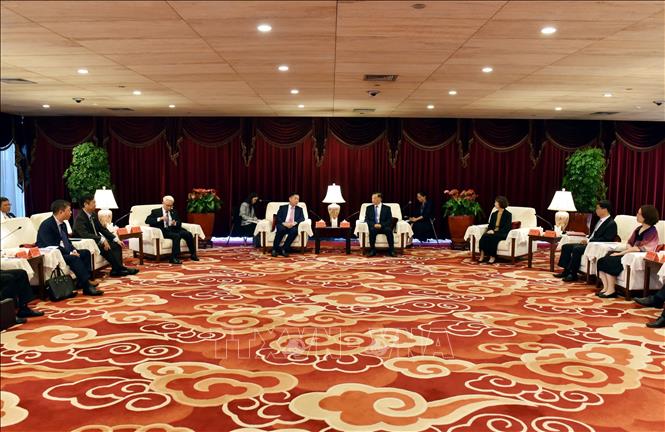 Chiều 12/6, Trưởng Ban Tuyên giáo Trung ương Nguyễn Trọng Nghĩa thăm Đài Phát thanh và Truyền hình Trung ương Trung Quốc (CMG) và tọa đàm với ông Thận Hải Hùng, Phó Trưởng Ban Tuyên truyền Trung ương, Tổng Giám đốc kiêm Tổng Biên tập CMG. Ảnh: Thành Dương – PV TTXVN tại Trung Quốc