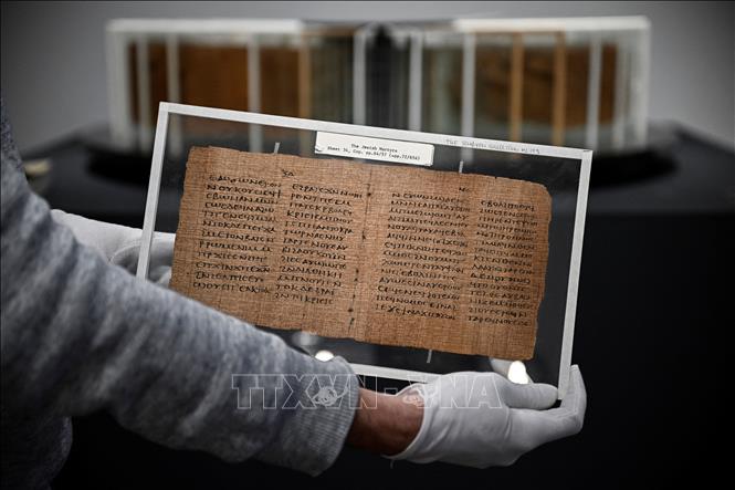 Cuốn sách Crosby-Schoyen Codex, có niên đại ít nhất 1.600 năm, đã được bán đấu giá tại London (Anh) ngày 11/6/2024 với giá hơn 3 triệu bảng Anh (3,8 triệu USD). Nội dung cuốn sách gồm những văn bản sớm nhất được biết đến của 2 cuốn Kinh thánh Jonah và Peter 1. Crosby-Schoyen Codex gồm 104 trang, được viết bằng tiếng Coptic trên giấy cói tại một tu viện ở Ai Cập vào khoảng thế kỷ thứ 4 sau Công nguyên. Ảnh: AFP/TTXVN