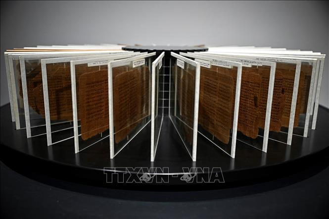 Cuốn sách Crosby-Schoyen Codex, có niên đại ít nhất 1.600 năm, đã được bán đấu giá tại London (Anh) ngày 11/6/2024 với giá hơn 3 triệu bảng Anh (3,8 triệu USD). Nội dung cuốn sách gồm những văn bản sớm nhất được biết đến của 2 cuốn Kinh thánh Jonah và Peter 1. Crosby-Schoyen Codex gồm 104 trang, được viết bằng tiếng Coptic trên giấy cói tại một tu viện ở Ai Cập vào khoảng thế kỷ thứ 4 sau Công nguyên. Ảnh: AFP/TTXVN