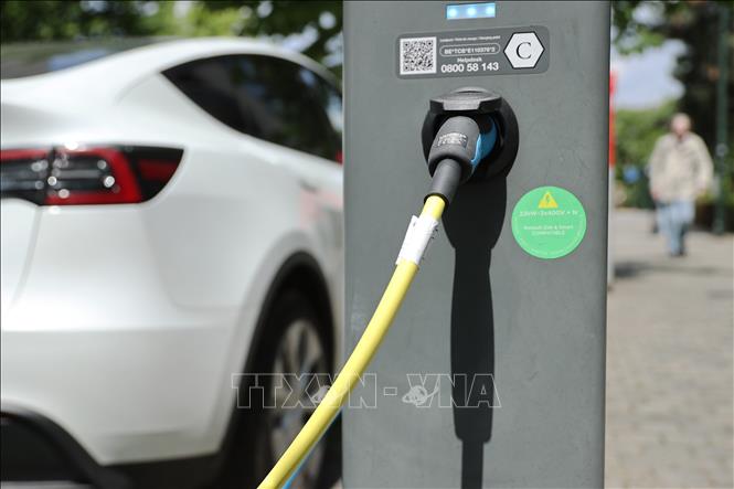 Ngày 13/6/2024, Trung Quốc kêu gọi Liên minh châu Âu (EU) thay đổi kế hoạch áp thuế đối với các dòng xe ô tô điện nhập khẩu từ Trung Quốc, đồng thời cảnh báo khả năng đệ đơn kiện lên Tổ chức Thương mại Thế giới (WTO) về mức thuế mới của khối. Thông điệp được đưa ra sau khi Ủy ban châu Âu (EC) ngày 12/6 thông báo cho các nhà sản xuất ô tô rằng khối sẽ áp dụng mức thuế bổ sung lên tới 38,1% đối với xe điện nhập khẩu từ Trung Quốc. Ảnh: Sạc điện cho xe ô tô tại Brussels, Bỉ. THX/TTXVN 