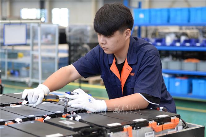 Ngày 13/6/2024, Trung Quốc kêu gọi Liên minh châu Âu (EU) thay đổi kế hoạch áp thuế đối với các dòng xe ô tô điện nhập khẩu từ Trung Quốc, đồng thời cảnh báo khả năng đệ đơn kiện lên Tổ chức Thương mại Thế giới (WTO) về mức thuế mới của khối. Thông điệp được đưa ra sau khi Ủy ban châu Âu (EC) ngày 12/6 thông báo cho các nhà sản xuất ô tô rằng khối sẽ áp dụng mức thuế bổ sung lên tới 38,1% đối với xe điện nhập khẩu từ Trung Quốc. Ảnh: Công nhân làm việc tại nhà máy sản xuất ác quy của Công ty công nghệ cao Gotion ở tỉnh An Huy, Trung Quốc. THX/TTXVN 