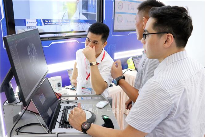 Các đơn vị doanh nghiệp giới thiệu công nghệ thông tin để xây dựng hồ sơ bệnh án điện tử tại bệnh viện. Ảnh: Công Thử-TTXVN