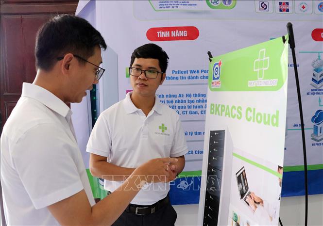 Các đơn vị doanh nghiệp giới thiệu công nghệ thông tin để xây dựng hồ sơ bệnh án điện tử tại bệnh viện. Ảnh: Công Thử-TTXVN