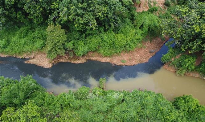 Nước Suối Tân chuyển thành màu đen, đặc quánh, bốc mùi hôi nồng nặc kéo dài hàng chục cây số. Ảnh: Đậu Tất Thành – TTXVN
