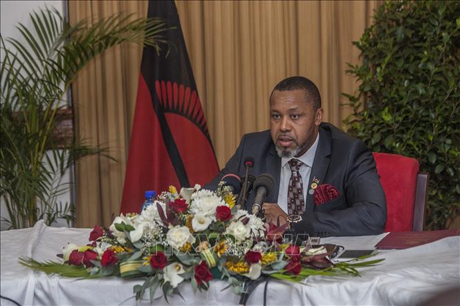 Ngày 10/6/2024, Phó Tổng thống Malawi, ông Saulos Klaus Chilima (ảnh) và 8 người khác đã tử nạn khi máy bay quân sự chở họ, khởi hành từ thủ đô Lilongwe tới thành phố Mzuzu, bị rơi xuống một sườn đồi trong rừng Chikangawa, sau khi không thể hạ cánh do thời tiết xấu. Ảnh: AFP/TTXVN