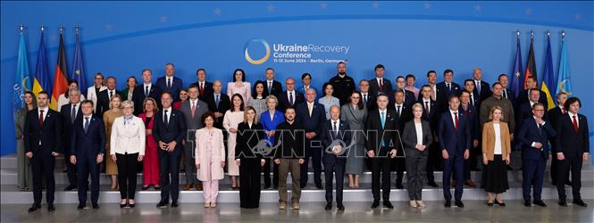 Ngày 11/6/2024, phát biểu tại Hội nghị Tái thiết Ukraine ở Berlin, Thủ tướng Đức Olaf Scholz đã kêu gọi các công ty tư nhân đầu tư cho các dự án tái thiết Ukraine. Về phần mình, Tổng thống Ukraine Volodymyr Zelensky tin tưởng phái đoàn nước này sẽ rời hội nghị với các thỏa thuận trị giá hàng tỷ euro cho ngành công nghiệp quốc phòng và ngành năng lượng. Ảnh: Các nguyên thủ và lãnh đạo cấp cao dự Hội nghị Tái thiết Ukraine ở Berlin (Đức). AFP/TTXVN 