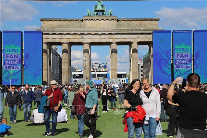 Người hâm mộ bóng đá chụp ảnh trước khu vực Fan zone Berlin. Ảnh: Phương Hoa - PV TTXVN tại Đức