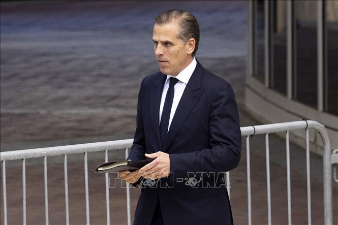 Ông Hunter Biden, con trai của Tổng thống Mỹ Joe Biden, rời Tòa nhà Liên bang J. Caleb Boggs ở Wilmington, bang Delaware, Mỹ, ngày 10/6/2024. Ảnh: AFP/TTXVN