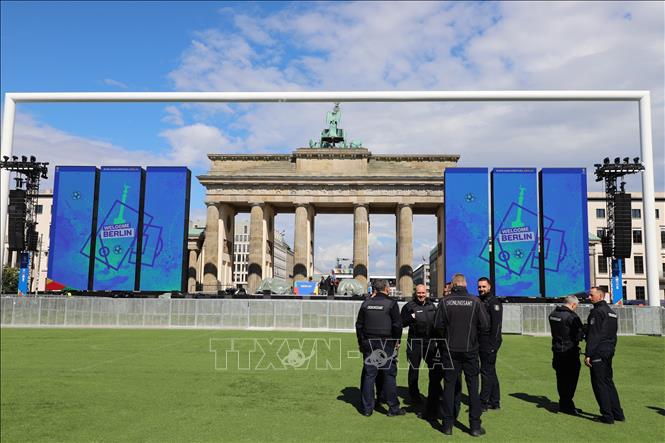 An ninh thắt chặt trước khu vực Fan zone Berlin - Ảnh: Phương Hoa - TTXVN 