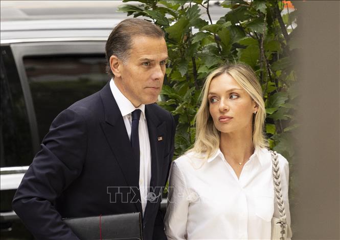 Ông Hunter Biden, con trai của Tổng thống Mỹ Joe Biden, cùng vợ Melissa Cohen Biden tới Tòa nhà Liên bang J. Caleb Boggs ở Wilmington, bang Delaware, Mỹ, ngày 11/6/2024. Ảnh: AFP/TTXVN