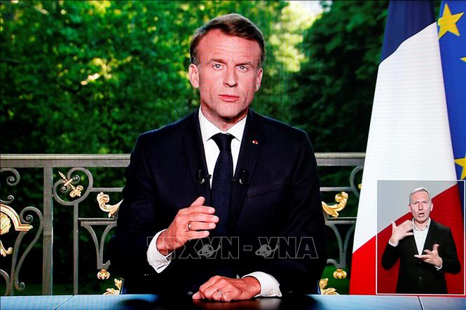Tổng thống Pháp Emmanuel Macron (ảnh) ngày 9/6/2024 tuyên bố giải tán Quốc hội và kêu gọi tổ chức bầu cử lập pháp sớm, sau khi đảng Mặt trận Quốc gia (FN) theo đường lối cực hữu đánh bại liên minh ôn hòa của ông trong cuộc bầu cử Nghị viện châu Âu (EP). Tổng thống Macron cho biết vòng đầu tiên của cuộc bầu cử Hạ viện sẽ diễn ra trong ngày 30/6 và vòng 2 vào ngày 7/7. AFP/TTXVN