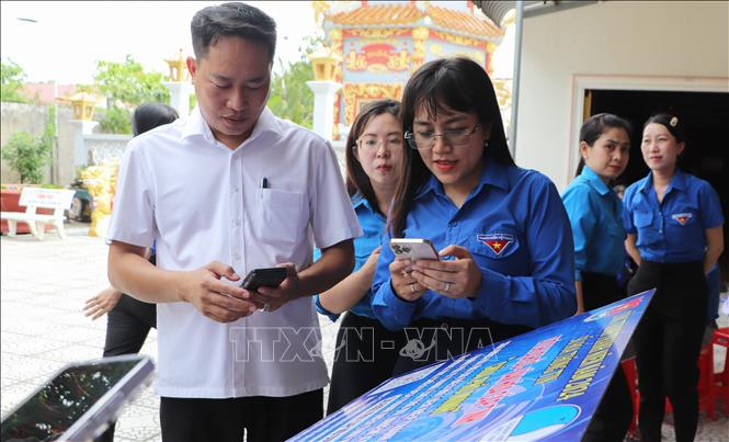 Đoàn viên, thanh niên trải nghiệm công trình số hóa di tích lịch sử chùa Phổ Minh (phường IV, thành phố Vị Thanh). Ảnh: Hồng Thái - TTXVN