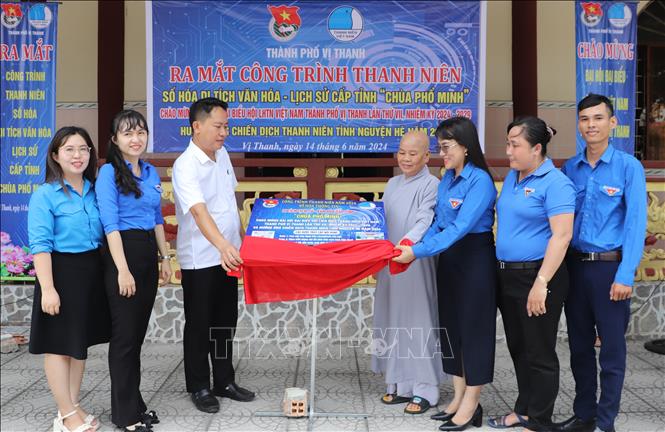 Thành đoàn Vị Thanh ra mắt công trình số hóa di tích lịch sử chùa Phổ Minh (phường 4, thành phố Vị Thanh). Ảnh: Hồng Thái - TTXVN