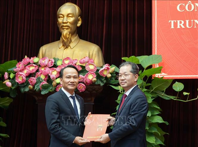 Ủy viên Trung ương Đảng, Bí thư Thành ủy Đà Nẵng Nguyễn Văn Quảng (phải) trao Quyết định của Ban Bí thư Trung ương Đảng chuẩn y ông Nguyễn Đình Vĩnh giữ chức Phó Bí thư Thành ủy Đà Nẵng. Ảnh: Quốc Dũng - TTXVN