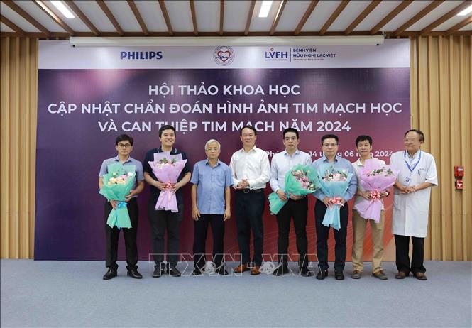 Lãnh đạo Viện tim mạch Việt Nam, lãnh đạo Bệnh viện Hữu Nghị Lạc Việt cùng bác sĩ đầu ngành tim mạch Việt Nam tại hội thảo, Ảnh: Hoàng Hùng -TTXVN