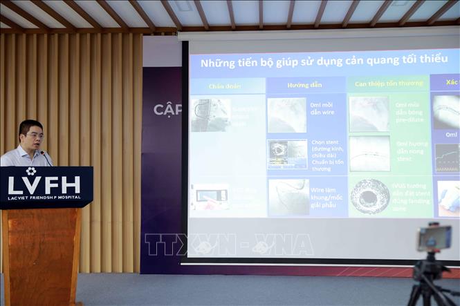Bác sĩ Phan Tuấn Đạt Viện Tim mạch Việt Nam, Phân hội Tim mạch học can thiệp Việt Nam trình bày báo cáo về “Vai trò chẩn đoán hình ảnh trong can thiệp tim mạch, những cập nhật từ hội nghị tim mạch can thiệp châu Âu Europcr 2024”.tại hội thảo. Ảnh: Hoàng Hùng -TTXVN