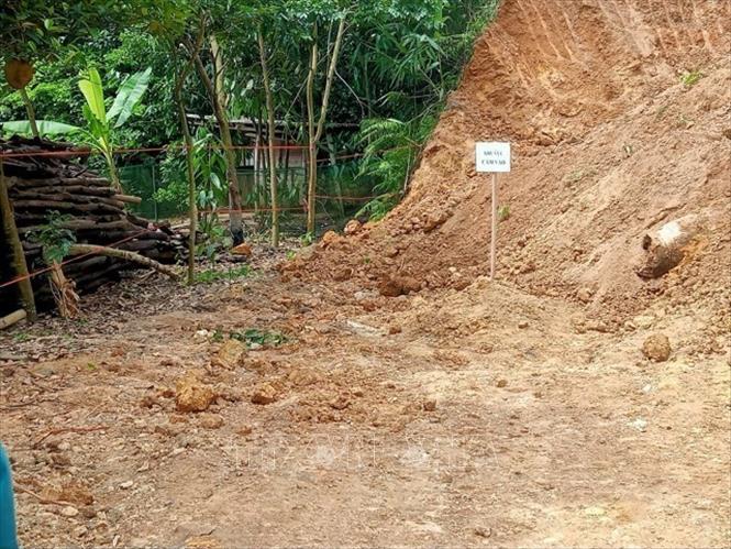Quả bom được phát hiện nằm trong khu vực đất ở của người dân có trọng lượng 340kg. Ảnh: TTXVN phát