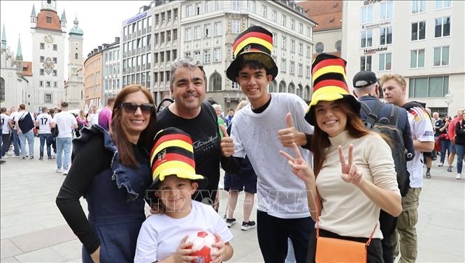  Một gia đình cổ động viên  Đức: “chúng tôi yêu đội tuyển Đức. Ảnh: Phương Hoa - PV TTXVN tại Đức