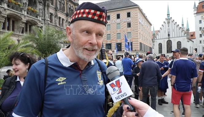 Anh Alan McClintock (Scottish) - cổ động viên đến từ Scotland: “Đội tuyển đức là đội bóng giỏi hơn rất nhiều. Nhưng điều đó không có nghĩa chúng tôi không thể thắng hay không thể có kết quả tốt”. Ảnh: Phương Hoa - PV TTXVN tại Đức