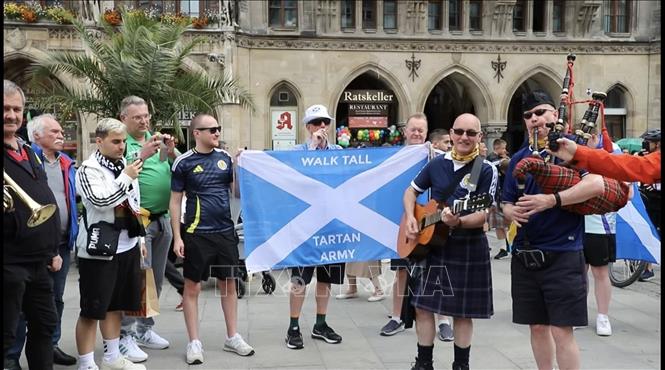 Các cổ động viên Scotland biểu diễn chào mừng trận khai mạc với chủ nhà Đức. Ảnh: Phương Hoa - PV TTXVN tại Đức