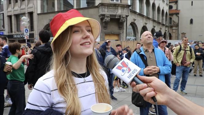 Chị Aili, cổ động viên Đức: “Tôi rất rất háo hức và tôi mong đây sẽ là một trận đấu hay cho chúng tôi”. Ảnh: Phương Hoa - PV TTXVN tại Đức