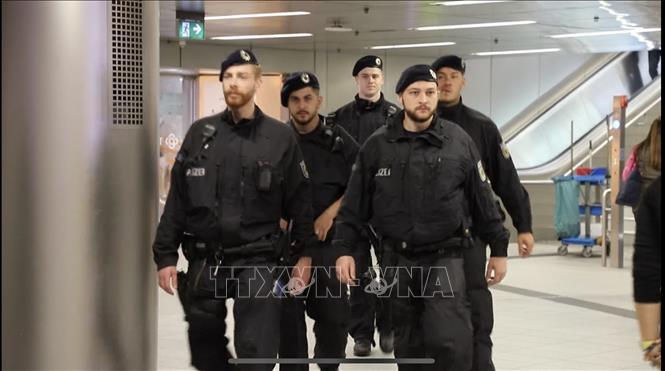 Cảnh sát tăng cường tuần tra tại các nhà ga - nơi hàng chục nghìn cổ động viên đổ về xem trận khai mạc. Ảnh: Phương Hoa - PV TTXVN tại Đức