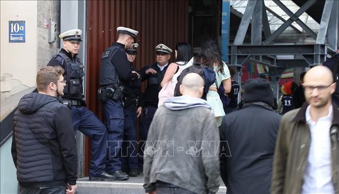 Cảnh sát kiểm tra an ninh tại nhà ga trung tâm ở Munich. Ảnh: Phương Hoa - PV TTXVN tại Đức