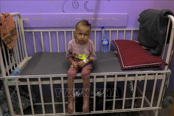 Trẻ em suy dinh dưỡng được điều trị tại bệnh viện ở thành phố Deir al-Balah, Dải Gaza ngày 2/6/2024. Ảnh: THX/TTXVN