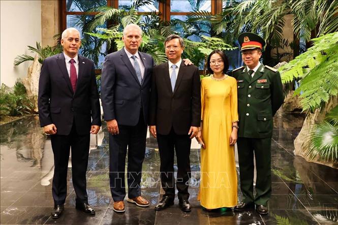 Chủ tịch Cuba Miguel Díaz Canel-Bermudez và Đại sứ Lê Quang Long cùng các đại biểu.Ảnh: TTXVN phát