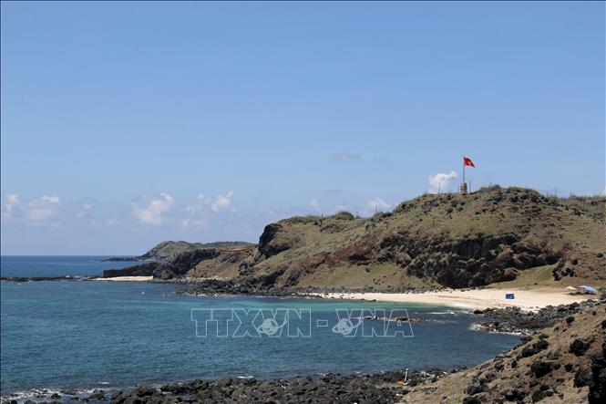 The sovereignty milestone is one of destinations for tourists to Phu Quy island. VNA Photo: Nguyễn Thanh
