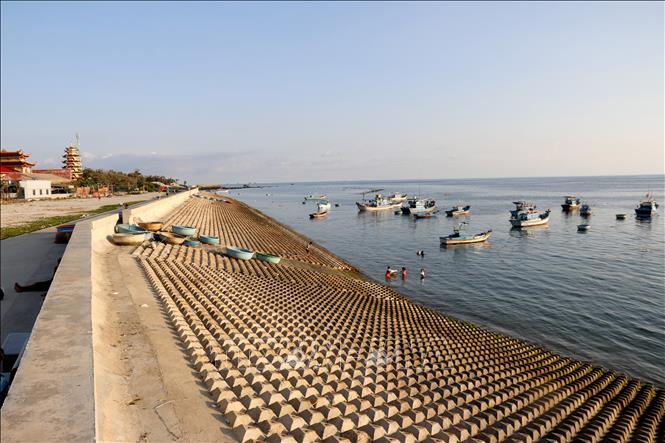 The Tam Thanh embankment on Phu Quy island. VNA Photo: Nguyễn Thanh
