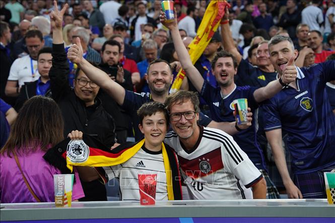 Các cổ động viên trước giờ khai cuộc trận đấu mở màn vòng chung kết Euro 2024 giữa Đức và Scotland tại Munich (Đức), ngày 14/6/2024. Ảnh: THX/TTXVN