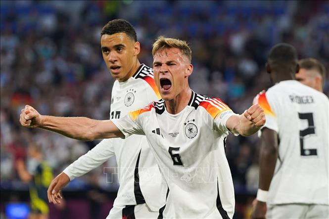 Niềm vui chiến thắng của tuyển thủ Đức Joshua Kimmich (số 6) trong trận đội nhà ra quân gặp tuyển Scotland. Ảnh: THX/TTXVN