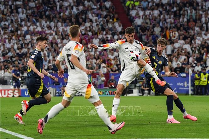Tiền vệ tuyển Đức Kai Havertz (thứ 2, phải) ghi bàn ở phút bù giờ hiệp 1 cho đội nhà trước tuyển Scotland. Ảnh: THX/TTXVN