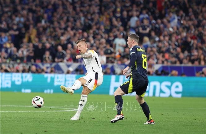 Tiền vệ tuyển Đức Toni Kroos sút bóng trước tuyển thủ Scotland. Ảnh: THX/TTXVN