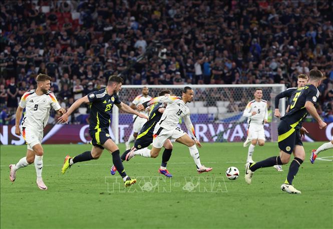 Tiền đạo tuyển Đức Leroy Sane (số 19) đi bóng trong trận gặp tuyển Scotland. Ảnh: THX/TTXVN