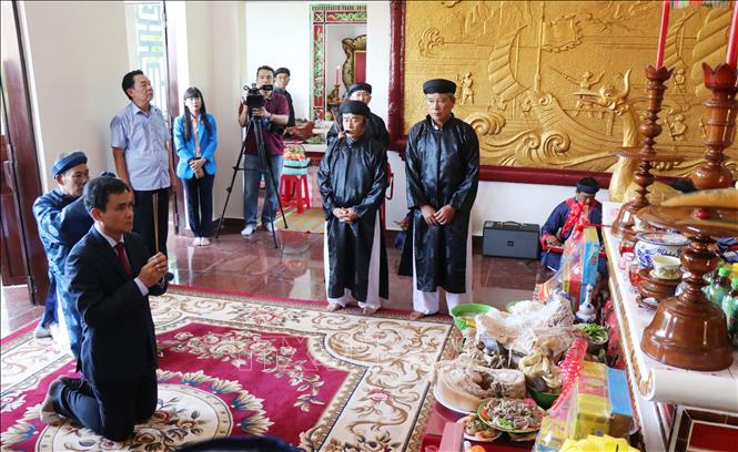 Ông Nguyễn Thanh Hải, Tổng Giám đốc Công ty Yến sào Khánh Hòa thắp hương tế lễ các vị tiền bối ngành nghề yến sào. Ảnh: Đặng Tuấn - TTXVN