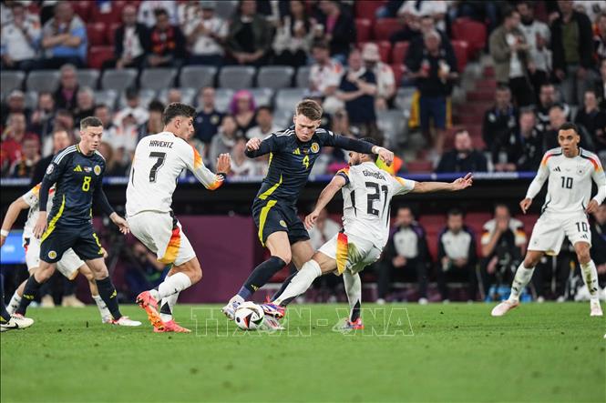 Tiền vệ tuyển Scotland Scott McTominay (thứ 3, phải) đi bóng trong vòng vây của các tuyển thủ Đức. Ảnh: THX/TTXVN