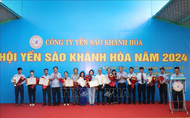 Công ty Yến sào Khánh Hòa tặng giấy khen cho 20 cá nhân có thành tích xuất sắc tiêu biểu ngành nghề Yến sào Khánh Hòa năm 2024. Ảnh Đặng Tuấn -TTXVN
