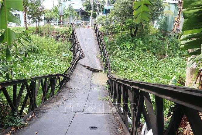 Cầu Cái Tôm Trong ở thành phố Cao Lãnh (Đồng Tháp) bị sập. Ảnh:  Nguyễn Văn Trí - TTXVN