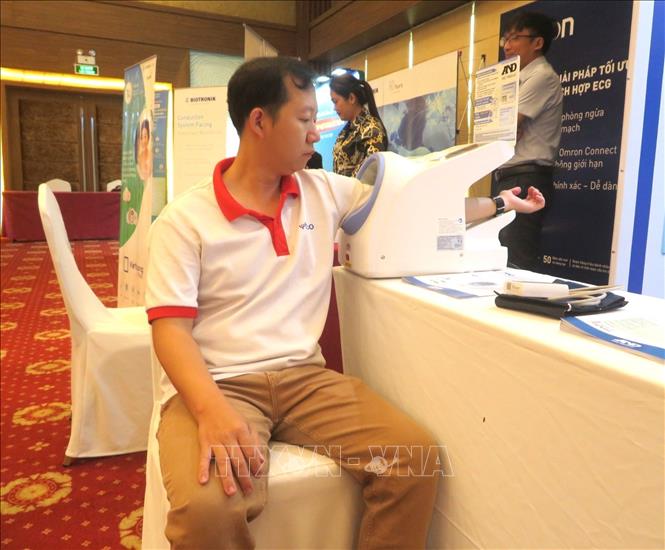 Nhiều máy móc hiện đại trong lĩnh vực tầm soát và điều trị tăng huyết áp được giới thiệu tại Hội nghị. Ảnh: Ánh Tuyết - TTXVN