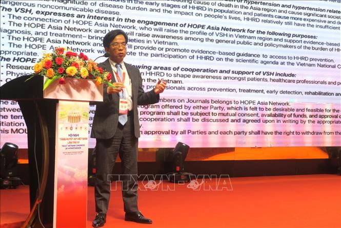 Giáo sư Kazuomi Kario (Chủ tịch Hội Tăng huyết áp Nhật Bản) báo cáo về thực trạng tăng huyết áp trên toàn thế giới hiện nay. Ảnh: Ánh Tuyết - TTXVN
