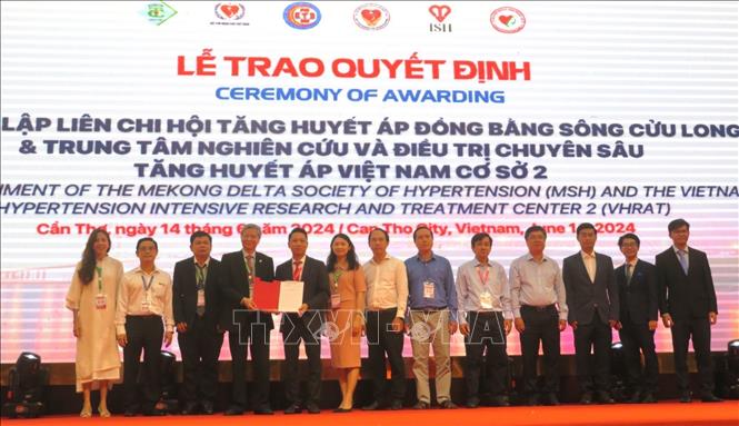 Ra mắt hai đơn vị: Liên Chi hội Tăng huyết áp Đồng bằng sông Cửu Long và Đơn vị Nghiên cứu và điều trị chuyên sâu Tăng huyết áp cơ sở 2 tại Cần Thơ về chẩn đoán và điều trị Tăng huyết áp, trụ sở đặt tại Bệnh viện Trường Đại học Y dược Cần Thơ. Ảnh: Ánh Tuyết - TTXVN