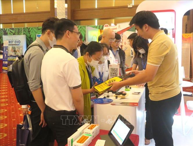 Nhiều tài liệu cập nhật mới nhất trong lĩnh vực tầm soát và điều trị tăng huyết áp được giới thiệu tại Hội nghị. Ảnh: Ánh Tuyết - TTXVN