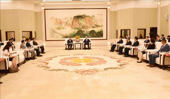 Trưởng Ban Tuyên giáo Trung ương Nguyễn Trọng Nghĩa hội kiến đồng chí Hoàng Khôn Minh, Ủy viên Bộ Chính trị, Bí thư Tỉnh ủy Quảng Đông (chiều 14/6/2024). Ảnh: Công Tuyên-Phóng viên TTXVN tại Trung Quốc