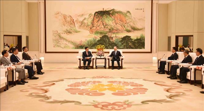 Trưởng Ban Tuyên giáo Trung ương Nguyễn Trọng Nghĩa hội kiến đồng chí Hoàng Khôn Minh, Ủy viên Bộ Chính trị, Bí thư Tỉnh ủy Quảng Đông (chiều 14/6/2024). Ảnh: Công Tuyên-Phóng viên TTXVN tại Trung Quốc