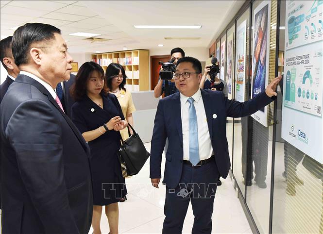 Chiều 14/6/2024, Trưởng Ban Tuyên giáo Trung ương Nguyễn Trọng Nghĩa và đoàn công tác thăm, làm việc với Tập đoàn Truyền thông báo chí Phương Nam, tỉnh Quảng Đông (Trung Quốc). Ảnh: Công Tuyên-Phóng viên TTXVN tại Trung Quốc