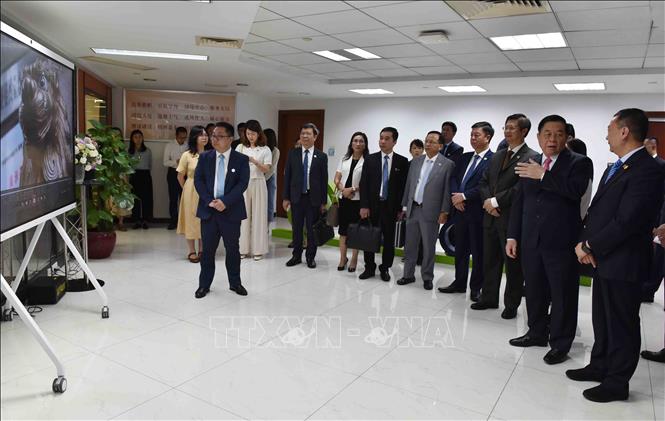 Chiều 14/6/2024, Trưởng Ban Tuyên giáo Trung ương Nguyễn Trọng Nghĩa và đoàn công tác thăm, làm việc với Tập đoàn Truyền thông báo chí Phương Nam, tỉnh Quảng Đông (Trung Quốc). Ảnh: Công Tuyên-Phóng viên TTXVN tại Trung Quốc